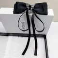 Elegante lazo grande de satén negro con mariposa de diamantes y cintas largas colgantes - Negro (Clip de Resorte Mediano)