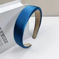 Dettaglio del cerchietto in raso blu navy con design imbottito e finitura lucida liscia - Cerchietto in Spugna Liscia da 2.7cm / Blu Notte
