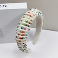 Cerchietto imbottito con perle bianche e cristalli colorati per un look alla moda - Colorato