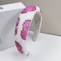 Dettaglio del motivo a cuore ricamato a mano con perle rosa e rosse su fascia larga per capelli - rosa acceso