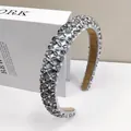 Detailsicht des handgefertigten Kristall- und Perlenbesatzes am grauen gepolsterten Stirnband - Pflaumenblüten-Stil / 2,5 CM Breit / Grau