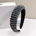 Vista dettagliata di perline blu navy cucite a mano e perle d'argento su un cerchietto in velluto - Blu navy