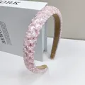 Nahaufnahme von handgefertigten rosa Kristallperlen auf einem gepolsterten Stirnband - Pflaumenblüten-Stil / 2,5 CM Breit / Rosa