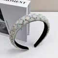 Detalle de diadema ancha con perlas de imitación y cristales AB de efecto irisado - Circonio AB