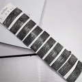 Lot de dix barrettes rectangulaires ornées de strass gris foncé sur une carte de présentation - Gris