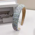 Detailaufnahme eines breiten Stirnbandes mit bunten Strasssteinen und Samtfutter - 25 Cm Breites Zweireihiges Stirnband Mit Diamant- Und Perlenstrasssteinen [ab-strasssteine]