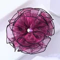 Détail d'une pince à cheveux fleur en organza bordeaux avec centre en strass - Violet