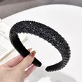 Detalle de una lujosa diadema negra acolchada con cristales de color gris carbón - Estilo Strass de Sarga / Negro