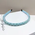 Detalle macro de la diadema trenzada de cuentas azul claro con capa protectora interna - Azul claro