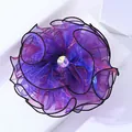 Détail de la pince à cheveux fleur en organza violette avec cristal central brillant - Bleu