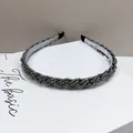 Detalle de la diadema trenzada con cuentas gris oscuro y diseño ondulado metálico - Gris