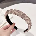 Primer plano de una diadema ancha de lujo con brillantes pedrería color champán - Tejido sarga / Diamante Champaña
