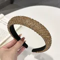 Detalle de cerca de la lujosa diadema de strass con brillantes cristales dorados - Forma de V / Rhinestone Marrón