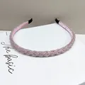 Detalle de diadema tejida con cuentas rosas con textura de cristal y forro de satén suave - Rosa Claro