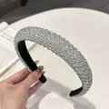 Detalle de diadema de strass plateado con cristales brillantes y forro de terciopelo negro - Forma de V / Circón Blanco