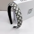 Diadema barroca acolchada con perlas y cristales negros sobre elegante fondo blanco - Rhinestone Negro de Fusil