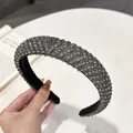 Primer plano detallado de cristales grises en una diadema ancha de esponja con forro negro - Forma de V / Diamante de imitación gris transparente