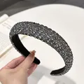 Primer plano de la diadema acolchada con diamantes de imitación grises y tela negra - Forma de V / Rhinestone Negro de Fusil