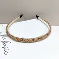 Detalle de la diadema trenzada de cuentas oro champán con forro de satén suave - Color Piel