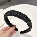 Primer plano de la diadema ancha de strass negro con textura de cristales brillantes - Forma de V / Circonita Negra