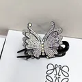 Dettaglio di un fermaglio per capelli a farfalla con strass argentati e finitura lucida - Zircone AB