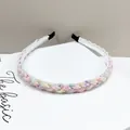 Detalle de diadema hecha a mano con cuentas de cristal en colores pastel - Multicolor