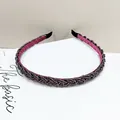 Detalle de diadema trenzada con cuentas de color púrpura y forro interior rosa - Púrpura