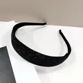 Detail eines schwarzen Strass-Stirnbands mit breitem Band und glitzernder Kristalltextur - Gezahnter Eisen Strass Stirnband (Schwarz)