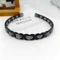 Diadema de cadena negra con detalle de cinta gris tejida sobre un fondo blanco puro - Cadena en Forma de 8 Tejido de Satén / Gris