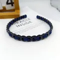 Diadema moderna de cadena tejida con tela de satén azul marino y estructura negra - Cadena en Forma de 8 Tejido de Satén / Azul marino