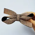 Pasador de pelo con lazo de diamantes oro rosa y base negra mate sujeto a mano - Pinza de Resorte Forma 8 Strass Champaña