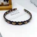 Diadema minimalista de tela trenzada negra y caqui con diseño geométrico moderno - Cadena en Forma de 8 Tejido de Satén / Café claro
