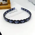 Diadema tejida con tela azul entrelazada en eslabones de resina negra para mujer - Cadena en Forma de 8 Tejido de Satén / Azul Pavo Real
