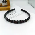 Diadema fina de moda con anillos de resina negra y cinta de satén marrón oscuro tejida - Cadena en Forma de 8 Tejido de Satén / Café Oscuro