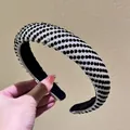 Cerchietto alla moda con strass neri a righe e perle bianche con fodera in velluto nero - Nero