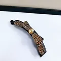 Detailopname van bananenklem met champagne kristallen en grote ovale edelsteen - Groot / Champagne