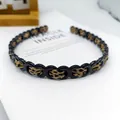 Diadema de moda con estampado de leopardo y cadena negra sobre una tarjeta blanca - Cadena en Forma de 8 Satén Leopardo / Leopardo Claro