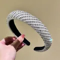 Cerchietto imbottito di lusso con perle bianche e strass scintillanti su velluto nero - Bianco