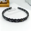Diadema de cadena negra con tela floral en blanco y negro sobre fondo blanco puro - Cadena en Forma de 8 Satén Leopardo / Estampado de Leopardo en Blanco y Negro