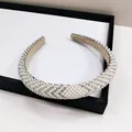 Détail du serre-tête en perles de luxe avec strass et doublure intérieure en velours - Style en V perles artificielles et strass blancs