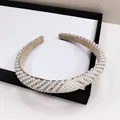 Gros plan du serre-tête en perles avec strass colorés et texture tissée élégante - Style en V perles artificielles et strass AB