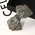 Pasador de lazo con cristales de colores y diamantes de imitación en base negra - Cruz Mediana Degradado Gris Transparente