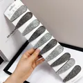 Dettaglio di un set di 10 fermagli per capelli BB con strass argento e grigi su carta - Stile Mix Bianco e Grigio Goccia d'Acqua con Strass