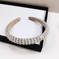 Détail du serre-tête de luxe avec perles blanches, strass colorés et doublure en velours - Style rayures verticales perles artificielles et strass AB
