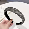 Diadema de lujo de terciopelo acolchado con pedrería gris brillante en un diseño ancho - Rombo / Diamante de imitación gris transparente