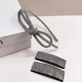 Detalle del conjunto de diadema con lazo de diamantes y pinzas de cristal brillantes - Diadema Infiniti Y Pinza Cuadrada