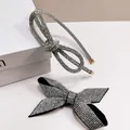 Detalle de diadema con lazo plateado y juego de pinzas para el cabello con diamantes - Diadema Infiniti Y Pinza De Resorte Con Lazo Puntiagudo