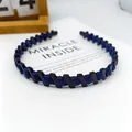 Diadema de satén azul real con montura de plástico negro ondulado para mujeres - Gran H Geométrica Satén / Azul marino