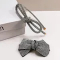 Conjunto de diadema y pinza con lazo de diamantes de imitación sobre una caja de regalo - Diadema Infiniti Y Pinza De Resorte Con Lazo Doble