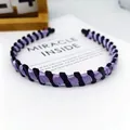 Diadema de satén morado oscuro con marco ondulado negro para peinado de mujer con estilo - Gran H Geométrica Satén / Violeta Claro